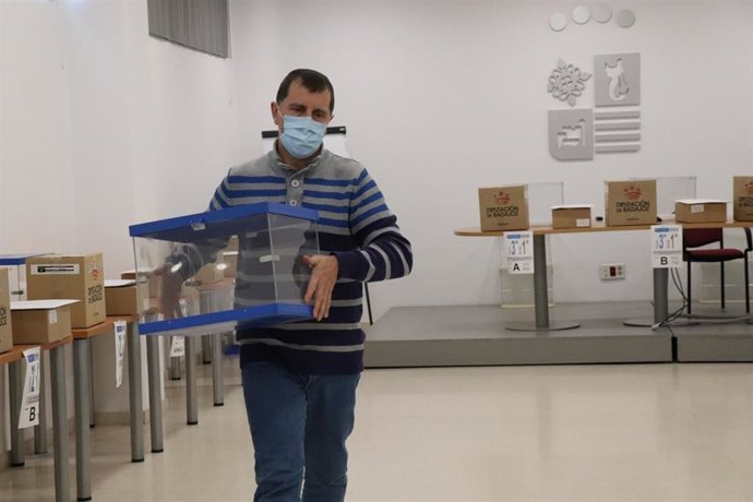 Archivo - Una de las urnas para la consulta popular sobre la fusión de Don Benito y Villanueva de la Serena.