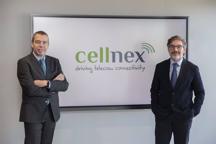 El director general de Cellnex España, Albert Cuatrecasas, y el director general de la AED, Xavier Gangonells.