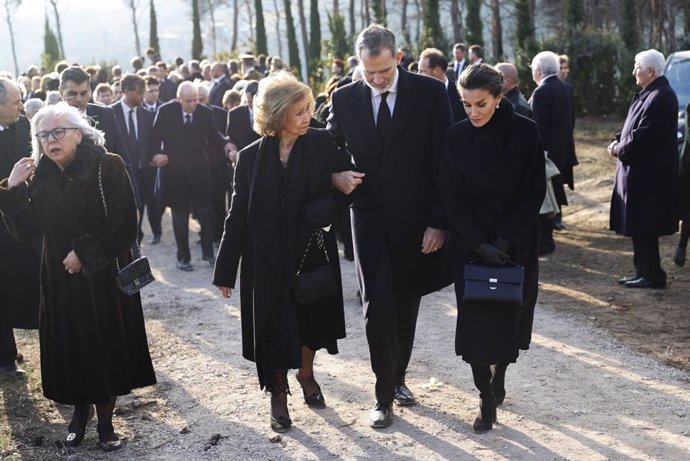 Los Reyes Felipe VI y Letizia junto a la Reina Sofía durante el entierro de Constantino en el cementerio real de Tatoi con Don Juan Carlos al fondo
