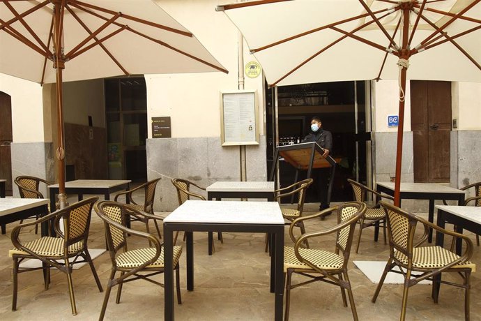 Archivo - La terraza de un bar en Palma, a 2 de marzo de 2021.  