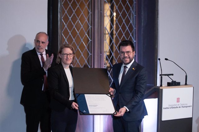 La investigadora Johanna Schnabel recoge el premio del IEA de manos del presidente de la Generalitat, Pere Aragonès.