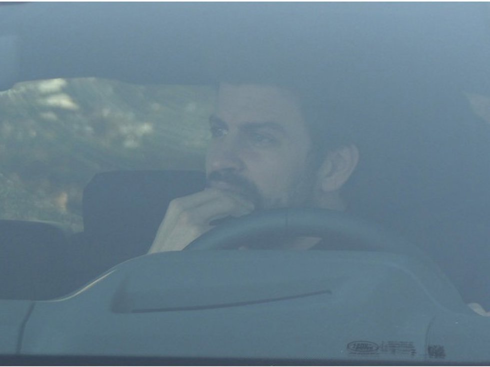 Gerard Piqué espera para recoger a sus hijos en casa de Shakira