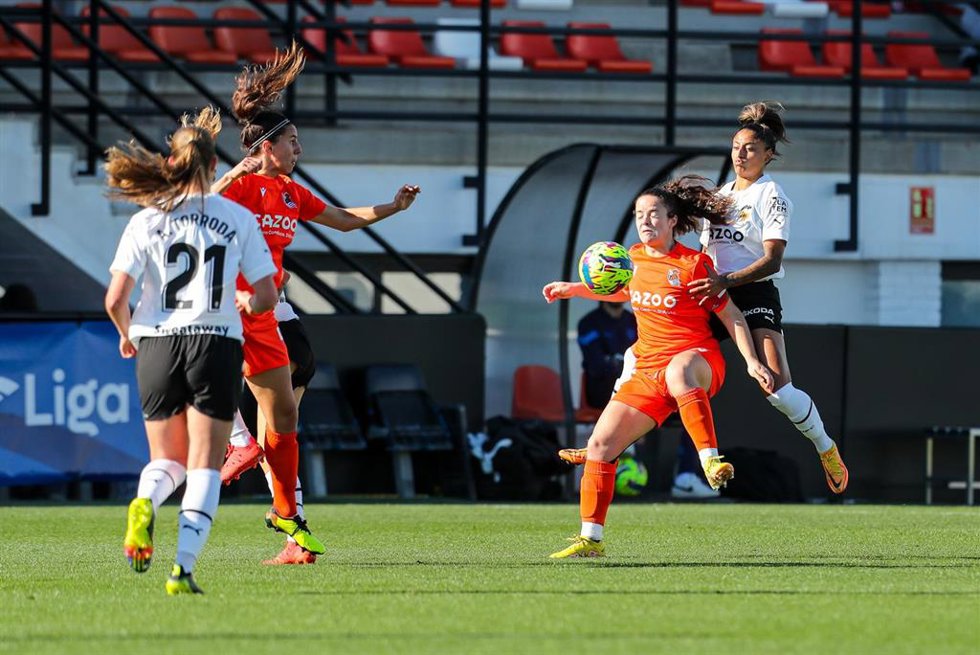 Nerea Eizagirre intenta controlar un balón en el Valencia-Real Sociedad de la Liga F 2022-2023