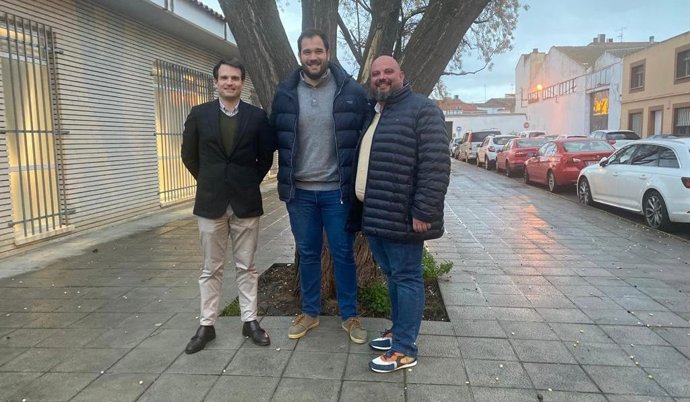 El candidato del PP en Montijo, Javier Cienfuegos, acompañado de miembros del partido