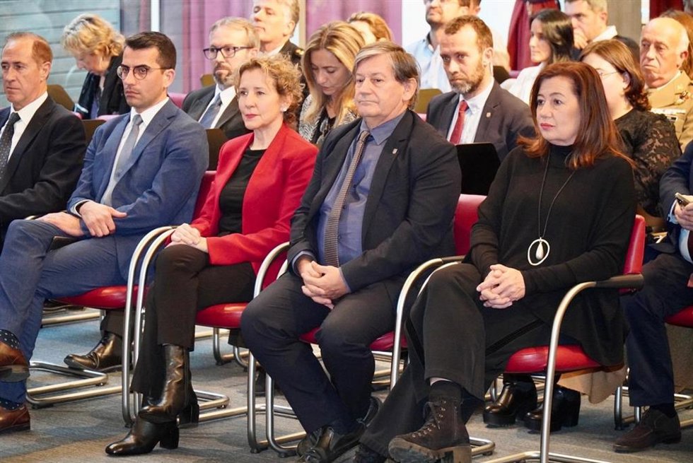 De izq a dcha: El conseller de Fondos Europeos, Universidad y Cultura, Miquel Company, la delegada del Gobierno en Baleares, Aina Calvo, el presidente del Parlament, Vicen Thomas, y la presidenta del Govern, Francina Armengol.