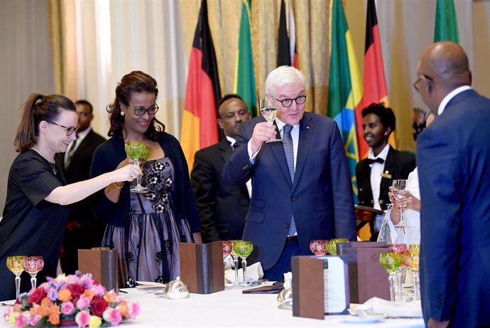 Archivo - 28 January 2019, Ethiopia, Addis Abeba: From Left : Michelle Muentefering, German Minister of State at the Federal Foreign Office, Meaza Ashenafi, President of the Ethiopian Supreme Court, and German President Frank-Walter Steinmeier toast dur