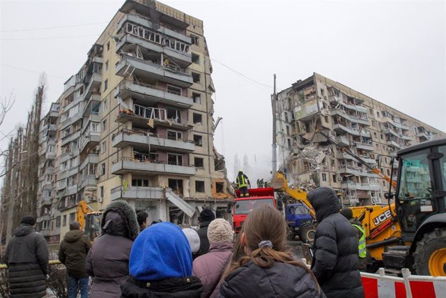 Edificio destruido por un misil ruso en Dnipro, Ucrania