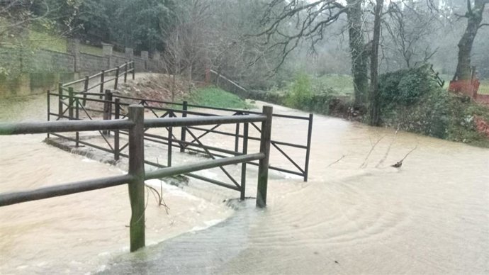 Desbordamientos e inundaciones en Alfoz de Lloredo este martes, 17 de enero