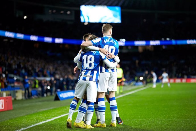 El jugador de la Real Sociedad Robert Navarro celebrando un gol