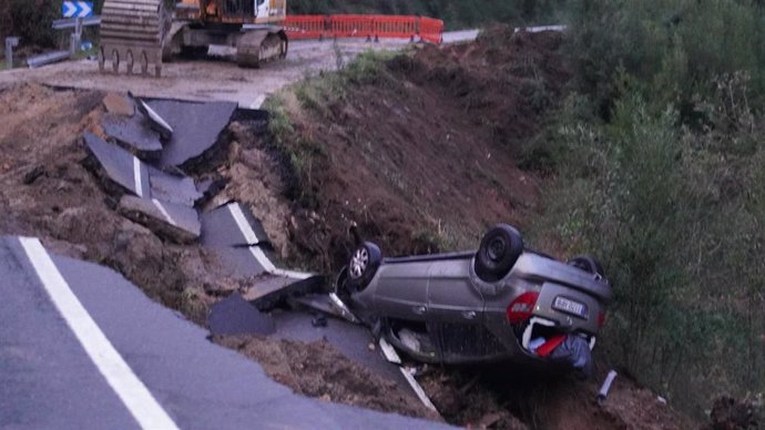 Un coche accidentado debido al derrumbe de una carretera, a 17 de enero de 2023, en Campaño, Pontevedra, Galicia (España). El temporal ha provocado el hundimiento de la carretera que va al colegio Los Sauces, que permanece cortada al tráfico desde prime