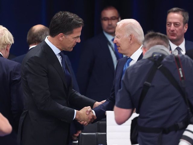 Archivo - El primer ministro de Países Bajos, Mark Rutte (i) y el presidente de Estados Unidos, Joe Biden (d) durante la cumbre de la OTAN (Archivo)