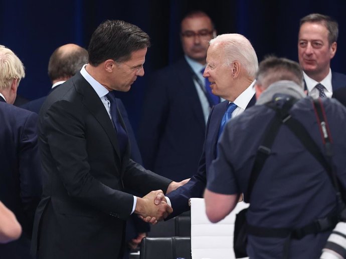 Archivo - El primer ministro de Países Bajos, Mark Rutte (i) y el presidente de Estados Unidos, Joe Biden (d), se saludan en la reunión del Consejo del Atlántico Norte a nivel de Jefes de Estado y de Gobierno, durante la primera jornada de la Cumbre de 