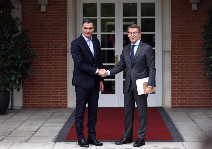 Archivo - El presidente del Gobierno, Pedro Sánchez (i) y el presidente del Partido Popular, Alberto Núñez Feijóo (d), se saludan a su llegada a una reunión en La Moncloa, a 10 de octubre de 2022, en Madrid (España). 