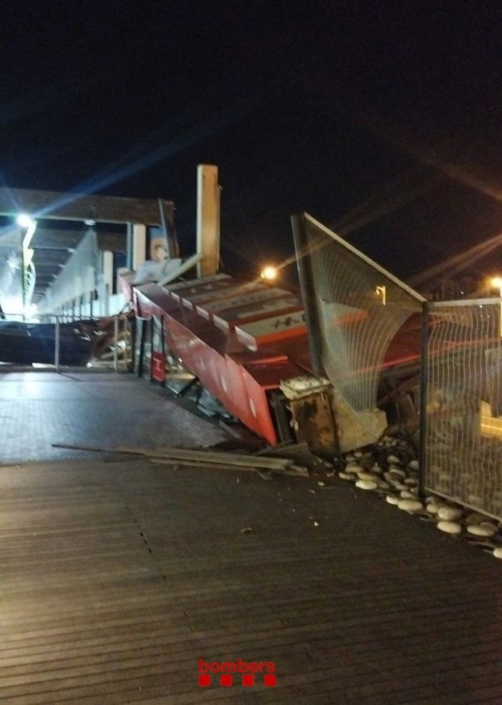 Una columna publicitaria de 20 metros cae a causa del viento en el centro comercial Mgic de Badalona (Barcelona).