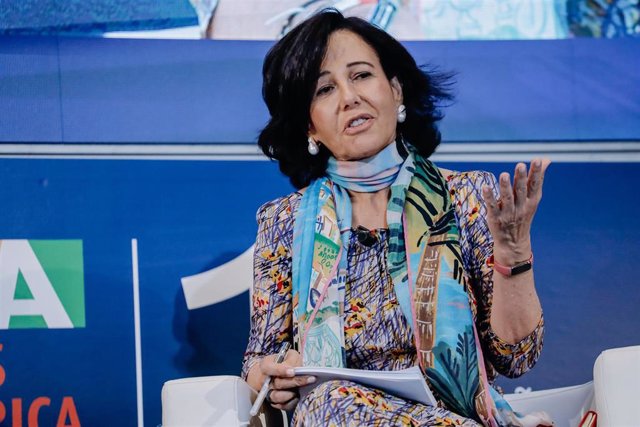 Archivo - La presidenta del Grupo Santander, Ana Botín, interviene en la cumbre 'Los puentes de las mujeres', en la UNED, a 19 de mayo de 2022, en Madrid (España).