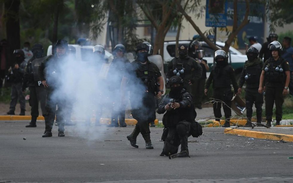 Enfrentamiento de la Policía con partidarios del líder opositor Camacho durante su protesta tras su detención, en Santa Cruz, Bolivia
