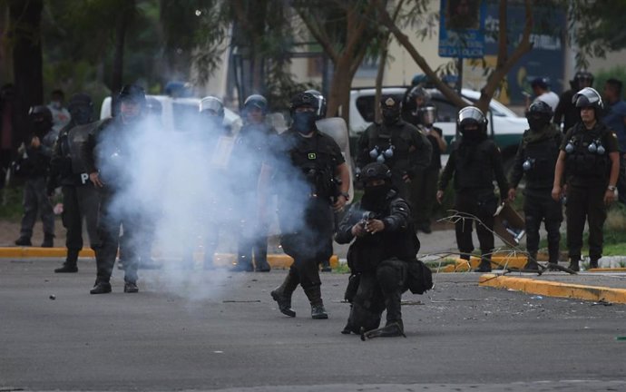 Enfrentamiento de la Policía con partidarios del líder opositor Camacho durante su protesta tras su detención, en Santa Cruz, Bolivia 