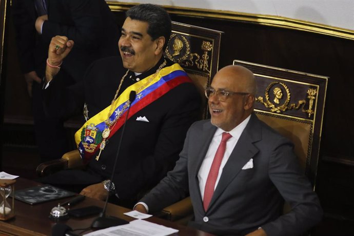 El presidente de Venezuela, Nicolás Maduro, sentado junto al presidente de la Asamblea Nacional, Jorge Rodríguez, después de que el mandatario pronunciara su discurso anual a la nación en el Palacio Federal Legislativo