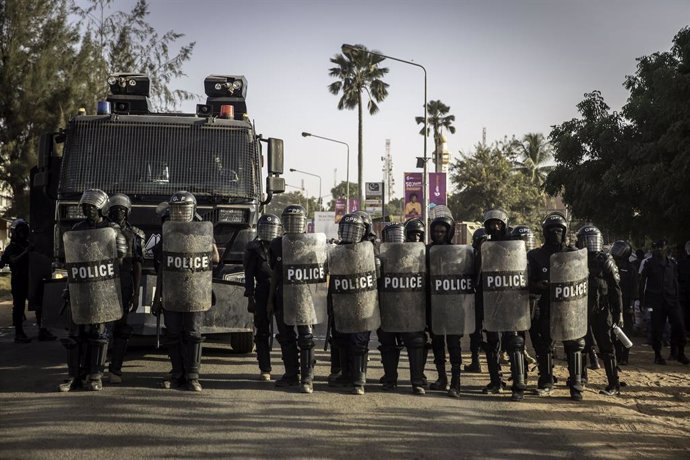 Archivo - Imagen de archivo de la Policía de Gambia en una manifestación contra los resultados electorales, en Banjul