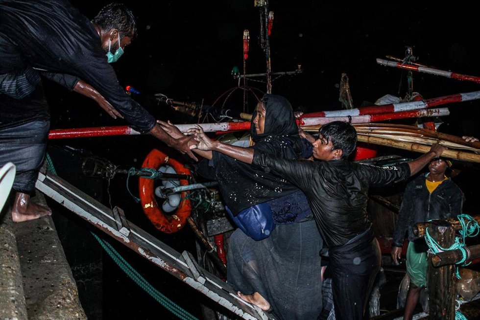 Un grupo de refugiados rohingya desembarcan en Aceh, Indonesia.