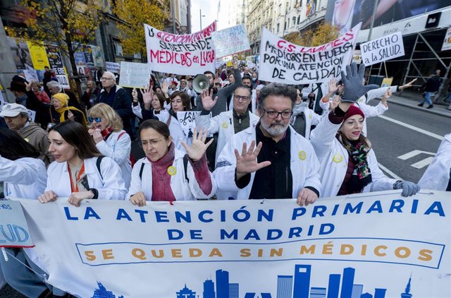 Centenares de médicos y pediatras sostienen pancartas durante una manifestación, a 21 de diciembre de 2022, en Madrid (España). Archivo.