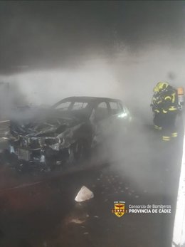 Bomberos de Cádiz sofocan el incendio de un vehículo en una imagen de archivo