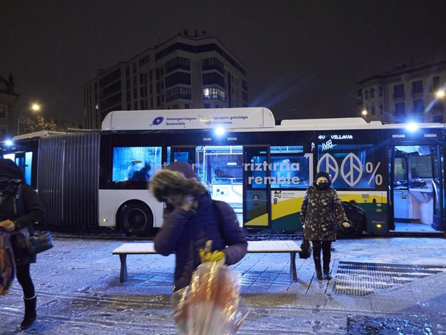 Autobús del transporte urbano durante la nevada en Pamplona este miércoles 18 de enero de 2023.