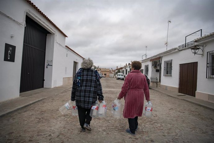 Vecinas de Almagro inician su rutina para conseguir agua