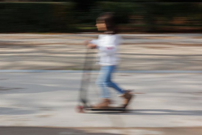 Una niña pasea en su patinete en el parque del Retiro, a 25 de diciembre de 2022, en Madrid (España). Los juguetes son los regalos preferidos para Papá Noel y los Reyes y, a pesar de que hay cada vez opciones más sostenibles, respetuosas y didácticas, e