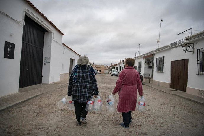 Vecinas de Almagro inician su rutina para conseguir agua