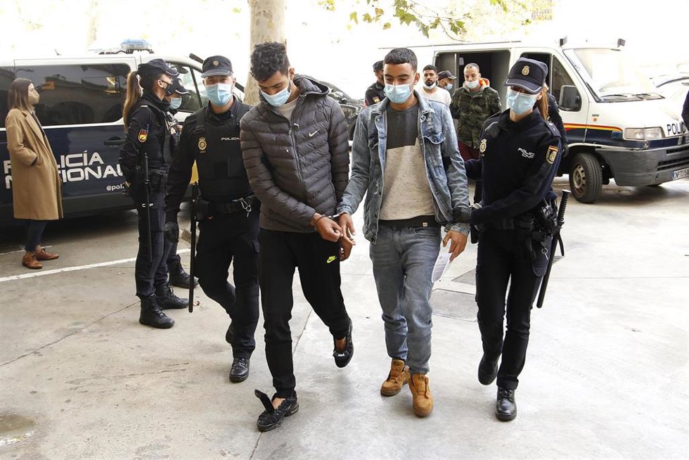 Archivo - Dos de los marroquíes detenidos, a su llegada al Juzgado tras el arresto por el incidente en el aeropuerto de Palma.