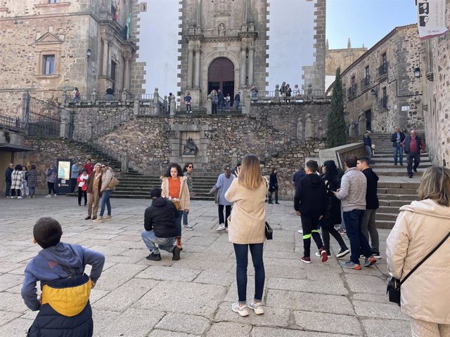 Turistas en la parte antigua de Cáceres