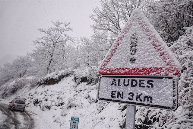 Una señal de tráfico cubierta de nieve en la carretera AS-264 de acceso a Sotres (Cabrales), a 17 de enero de 2023, en Cabrales, Asturias (España). Los vehículos pesados tienen restringido el paso en el Alto de Estazadas (Cabrales) como consecuencia de la