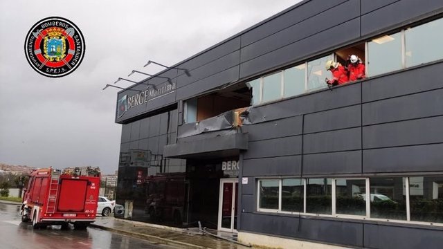 Los bomberos de Santander atienden una incidencia relacionada con el viento