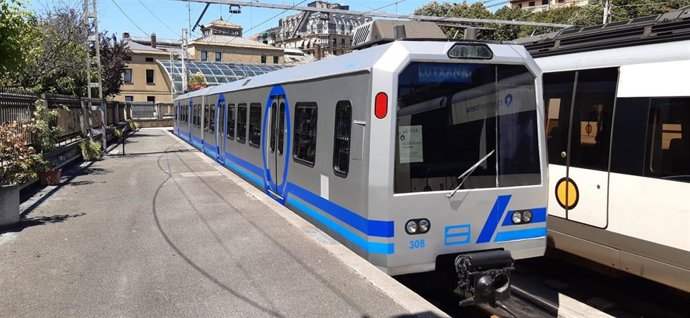 Archivo - Imagen de una de las antiguas unidades de Euskotren en la estación de Amara.