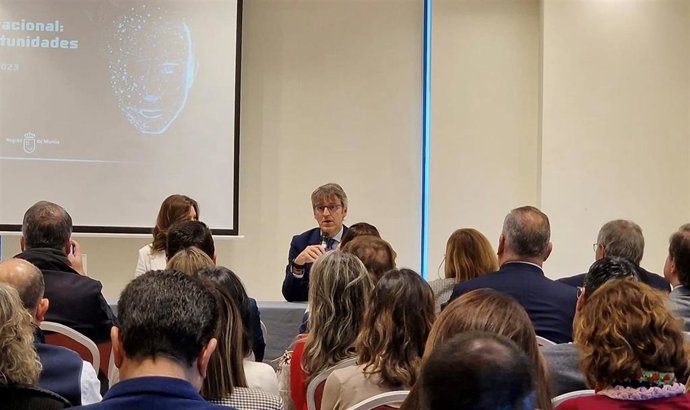 El consejero de Economía, Hacienda, Fondos Europeos y Administración Digital, Luis Alberto Marín, inaugura la jornada Relevo generacional: retos y oportunidades