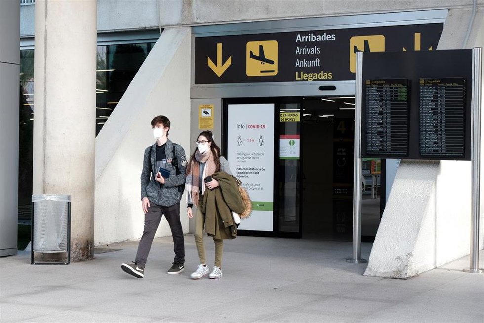 Archivo - Dos viajeros salen del aeropuerto de Palma de Mallorca (Islas Baleares), a 20 de diciembre de 2020.
