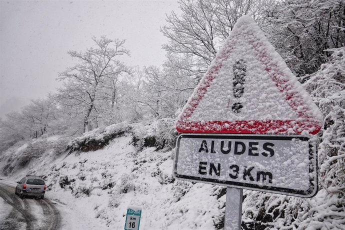 Una señal de tráfico cubierta de nieve en la carretera AS-264 de acceso a Sotres (Cabrales), a 17 de enero de 2023, en Cabrales, Asturias (España). Los vehículos pesados tienen restringido el paso en el Alto de Estazadas (Cabrales) como consecuencia de 