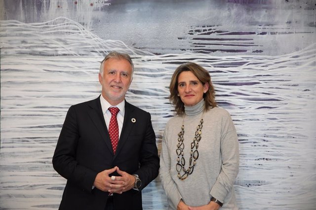 El presidente de Canarias, Ángel Víctor Torres, y la ministra de Transición Ecológica, Teresa Ribera
