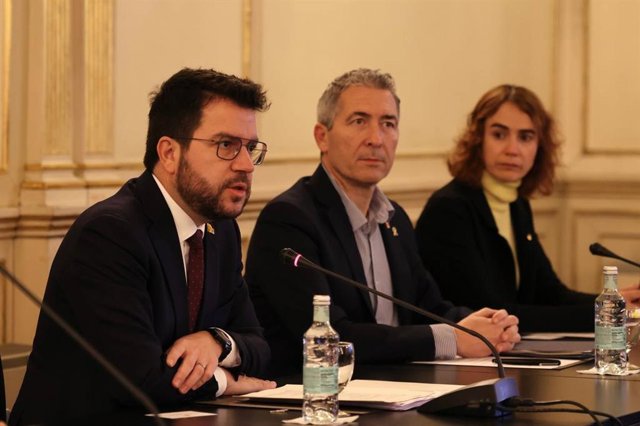 El president de la Generalitat, Pere Aragonès, al costat dels consellers Josep Gonzàlez-Cambray i Gemma Ubasart, en la reunió del Pacte Nacional de Salut Mental