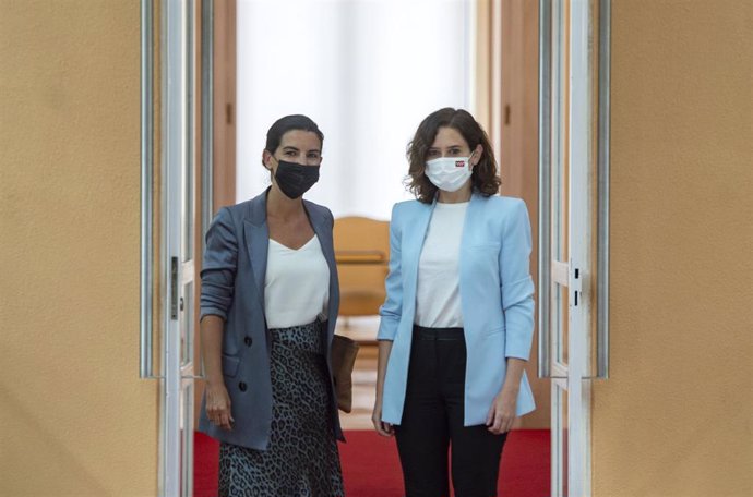 Archivo - La presidenta de la Comunidad de Madrid, Isabel Díaz Ayuso posa junto a la portavoz de Vox en la Asamblea, Rocío Monasterio. Archivo.