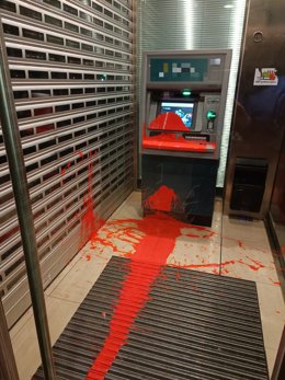 Imagen de una de las entidades bancarias dañadas con pintura