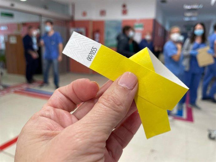 Una vez identificadas, a las personas acompañantes se les coloca una pulsera amarilla para indicar al personal que pueden permanecer en las instalaciones, sobre todo en el área de Policlínica y en muchas ocasiones, en Observación.