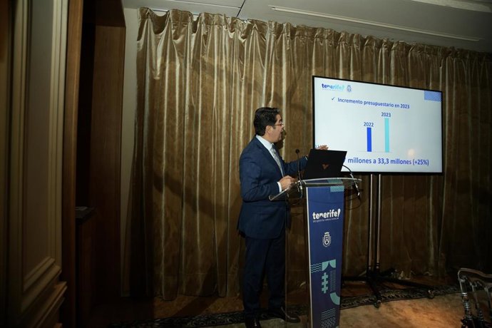 El presidente del Cabildo de Tenerife, Pedro Martín, en un encuentro con operadores turísticos en Fitur