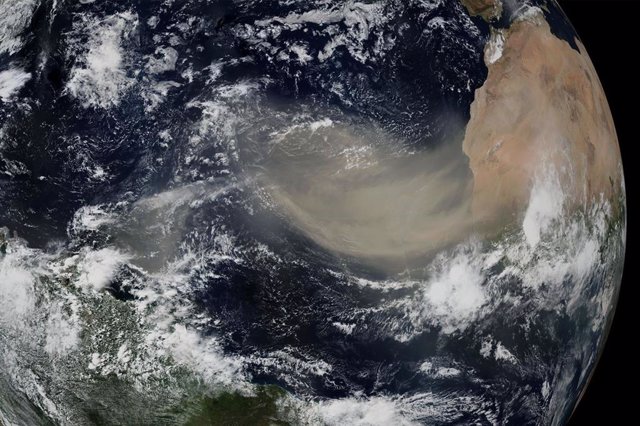 Visualización desde el espacio de la tormenta de polvo "Godzilla" del 18 de junio de 2020, cuando el polvo del desierto viajó desde el Sáhara hasta Norteamérica.