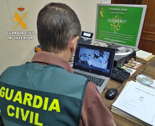 Archivo - Un agente de la Guardia Civil