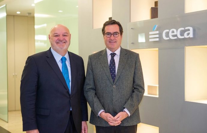 El director general de CECA, José María Méndez,  y el presidente de CEOE, Antonio Garamendi.
