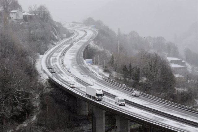 Varios coches circulan por carreteras nevadas, a 17 de enero de 2023, en Pedrafita do Cebreiro, Lugo, Galicia (España). 