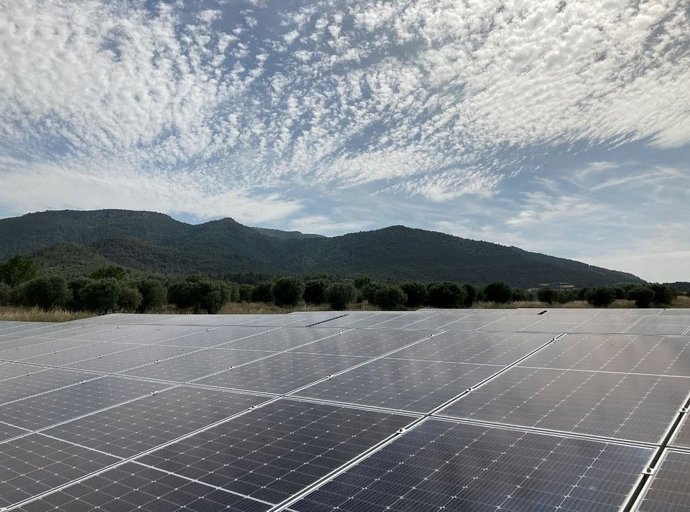 Instalación de Alterna Energía, empresa especializada en instalaciones de autoconsumo fotovoltaico para empresas
