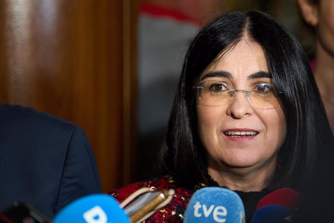 La ministra de Sanidad, Carolina Darias, atiende a los medios en el acto de entrega de la Cruz de la Orden Civil de Sanidad a la coordinadora de Enfermería de la Zona de Salud de Liébana, Aurora Aguilar, a 10 de enero de 2022, en La Hermida, Cantabria (